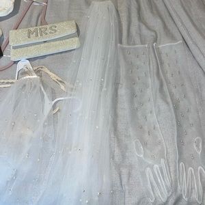 Selling this handbag with vails and pearl gloves